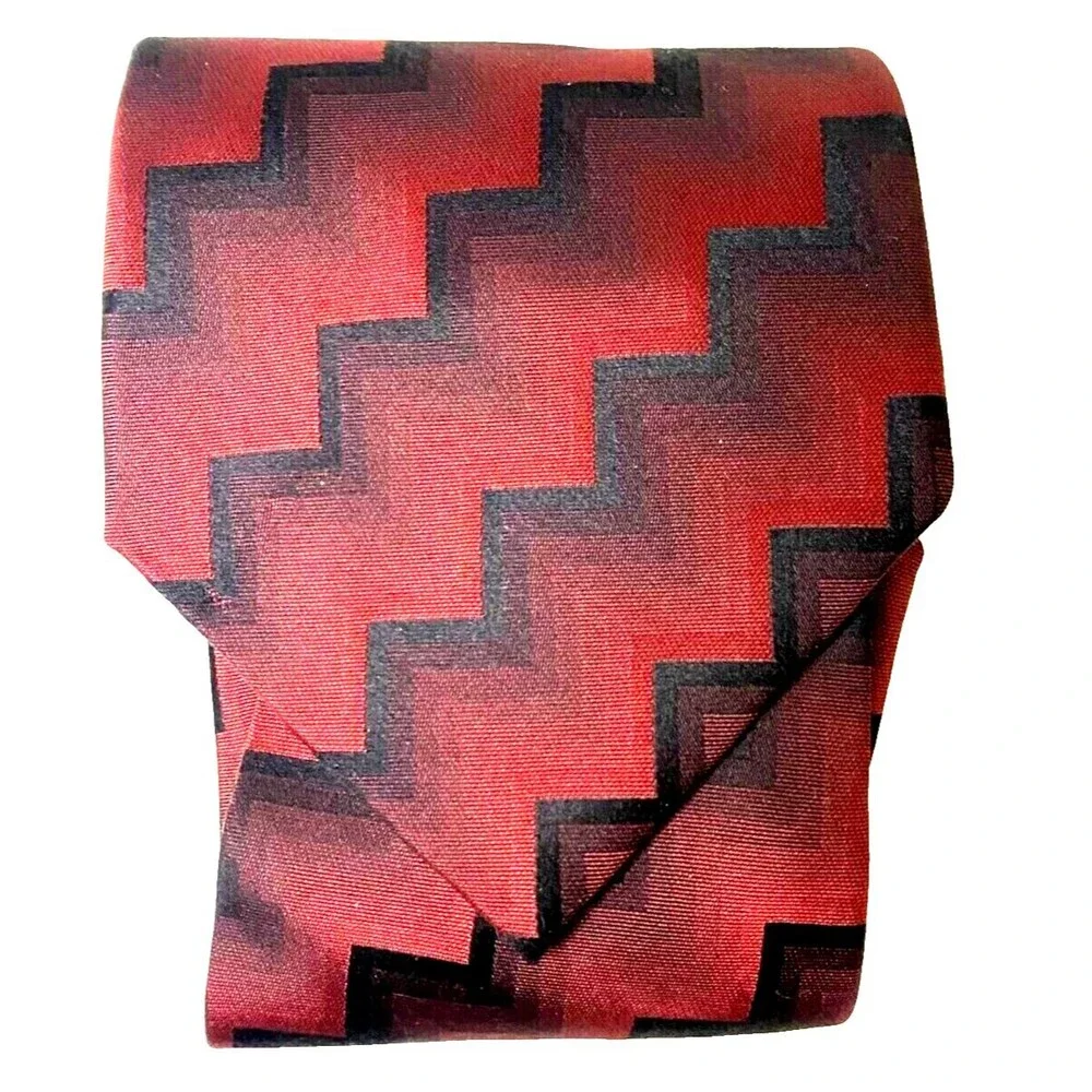 #6597 Van Heusen Maroon and Black Zig Zag Mens Necktie, Tie